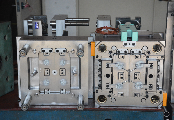 精密模具加工現(xiàn)場(chǎng) 精密模具加工現(xiàn)場(chǎng)